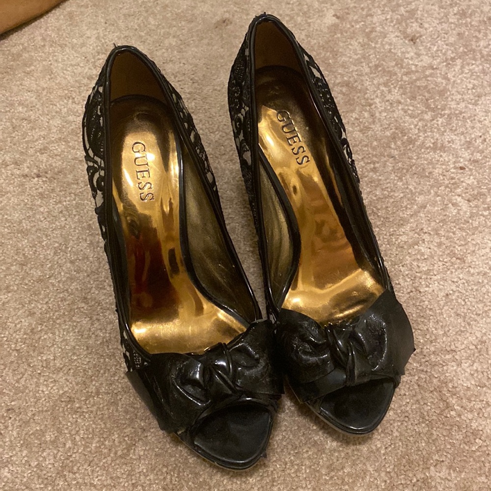 Guess Bow Pumps